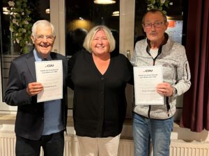 Hartmund Seinsche (links) und Hergen Hennings (rechts) werden von der Vorsitzenden Christiane Schweer geehrt