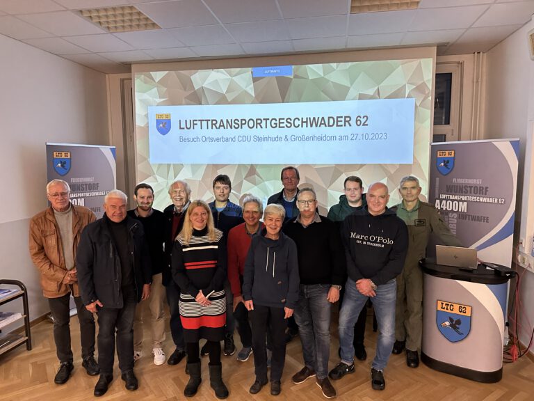 Die Gruppe um die CDU-Ortsverbnde im Informations- und Pressezentrum des LTG62
